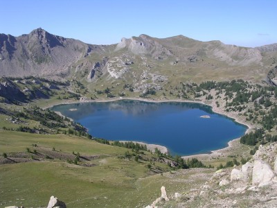 Le lac d'Allos vue du haut